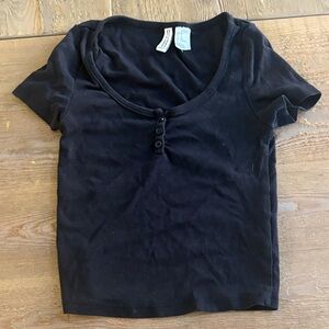 H&M cute black button front tee